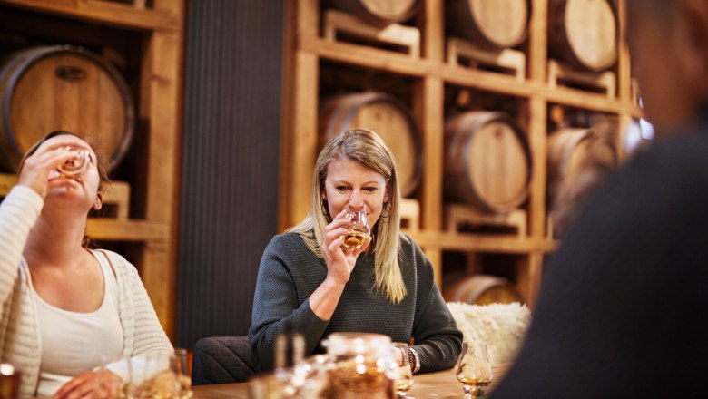 Whisky-Erlebniswelt & Destillerie Haider, © Waldviertel Tourismus, Gerhard Wasserbauer Personen bei einer Whisky-Verkostung in einer Destillerie.