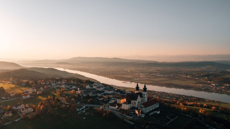 View of Maria Taferl and the Danube, © Familie Frey/Zum goldenen Löwen Aerial view of Maria Taferl with the Danube in the background at sunset.