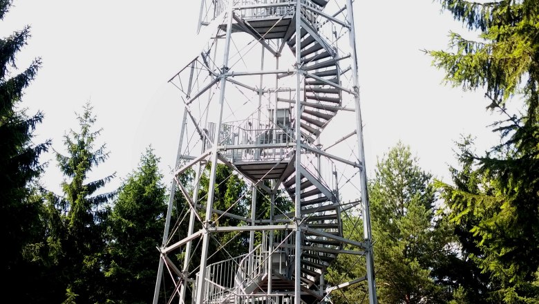 Jahrtausendlebensturm Schweiggers, © Monika Huber Ein hoher Aussichtsturm aus Metall mit Wendeltreppe im Wald.