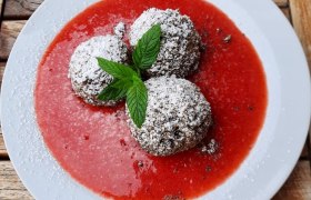 Erdbeerknödel mit Mohnbrösel und Erdbeersoße, © Mohnwirt Neuwiesinger Erdbeerknödel mit Mohnbrösel und Erdbeersoße, © Mohnwirt Neuwiesinger