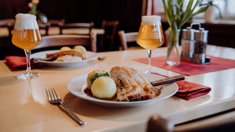 Pub with a focus on beer, © Niederösterreich Werbung/thecreatingclick.com Roast pork with dumplings and beer in a cozy restaurant.