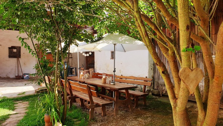 Der Innenhof, © Die Alm in Schöllbüchl, Stefanie Reisenberger Der Innenhof, © Die Alm in Schöllbüchl, Stefanie Reisenberger