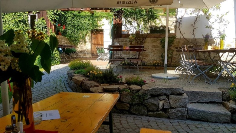 Innenhof Gastgarten, © Dorfbründl Innenhof Gastgarten, © Dorfbründl