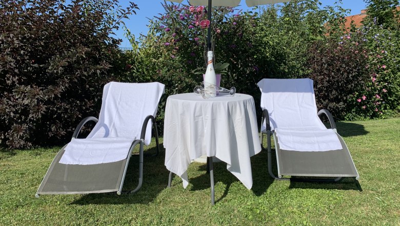 Schöner Garten mit Sitz- und Liegegelegenheiten, © Mag. Marc Droll Schöner Garten mit Sitz- und Liegegelegenheiten, © Mag. Marc Droll