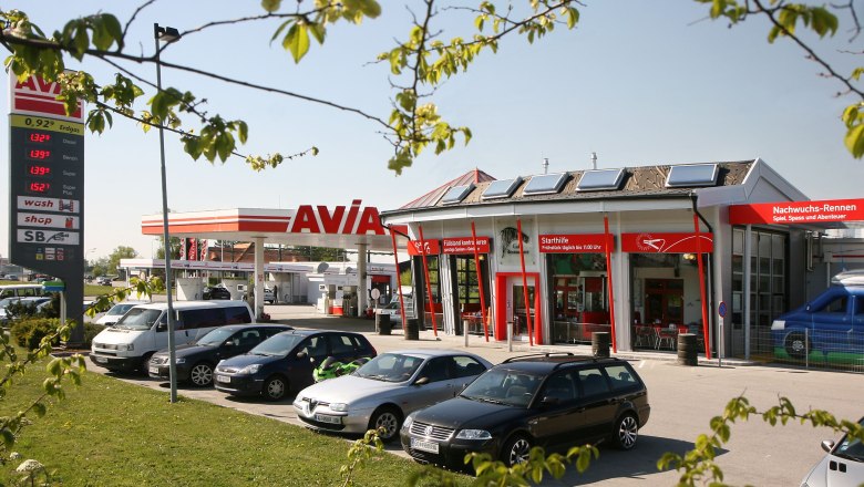 Pipeline Zubau, © A. Weber GmbH Tankstelle mit AVIA-Logo und mehreren geparkten Autos im Vordergrund.