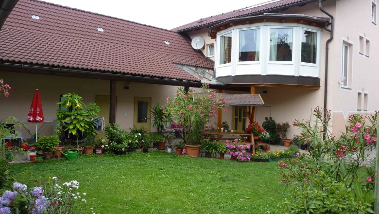 Gertis Blumenhof, © Weissenbök Gertrud Gertis Blumenhof, © Weissenbök Gertrud