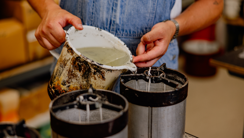 Candle casting, © ©️Waldviertel Tourismus, Matthias Streibel Person pours liquid wax from a kettle into a candle mold.