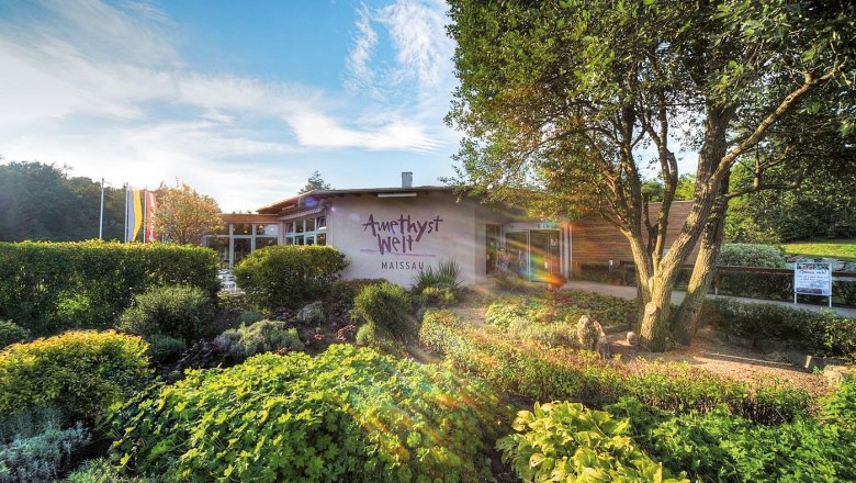 Amethyst World Maissau, © Amethyst Welt Maissau/Martin Sommer Entrance to Amethyst Welt Maissau with garden and trees in the foreground.
