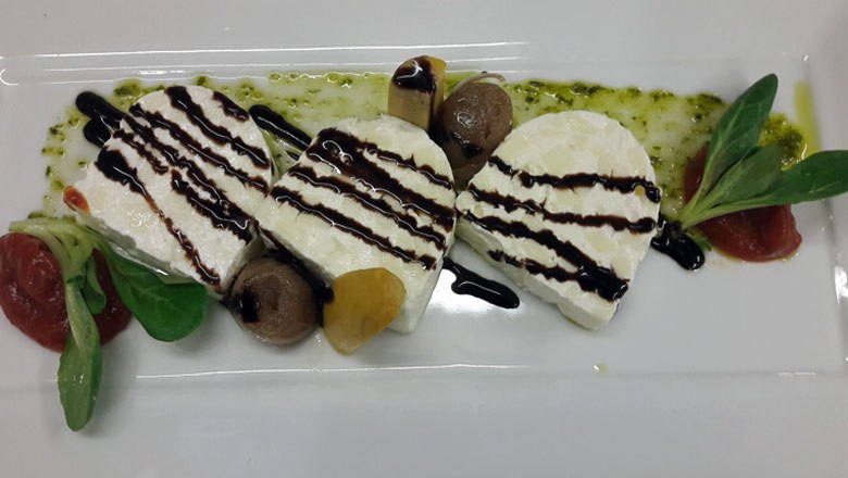 Mozzarellaterrine mit Paradeisermarmelade, © https://www.waldviertel.at/kulinarik-wirtshaus-hirsch-delikatessen Mozzarellaterrine mit Paradeisermarmelade, © https://www.waldviertel.at/kulinarik-wirtshaus-hirsch-delikatessen