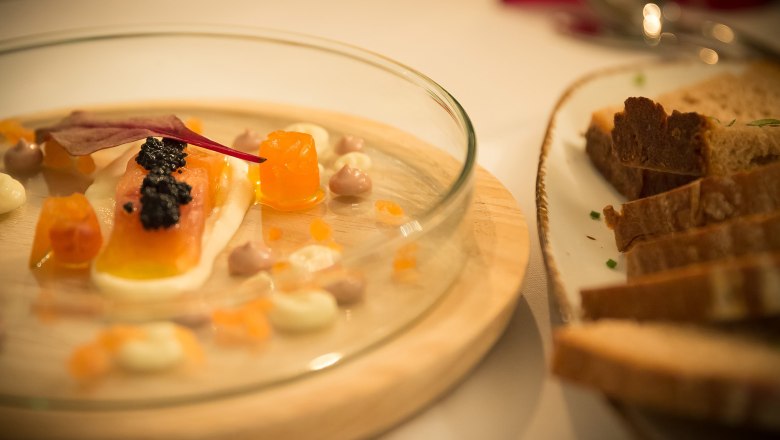 Restaurant - Hausgebeizte Lachsforelle, © Schlossschenke Hausgebeizte Lachsforelle mit Kaviar und Brot auf einem Teller.