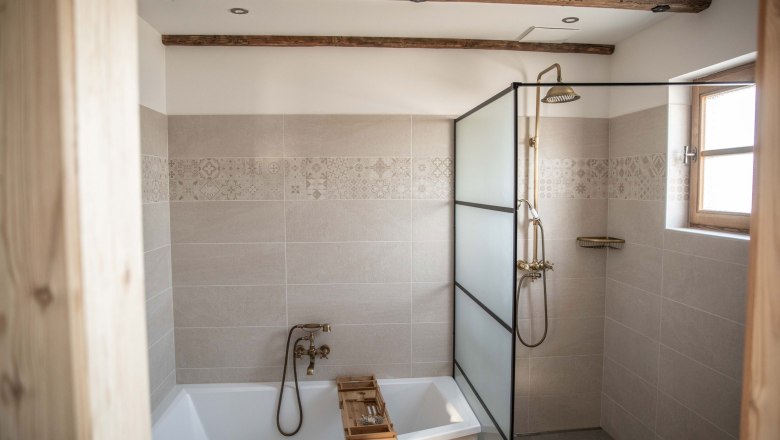 Badewanne und Dusche, © Erlebnishof Strasser, Fotografin Sabine Strasser Badewanne und Dusche, © Erlebnishof Strasser, Fotografin Sabine Strasser