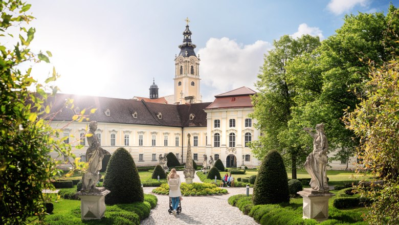 Altenburg Abbey, © Stift Altenburg Altenburg Abbey with garden and statues in the foreground.