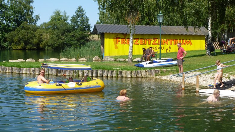 Langau Leisure Center, © Hannes Messmann People enjoy a sunny day at the lake in the Langau leisure center.