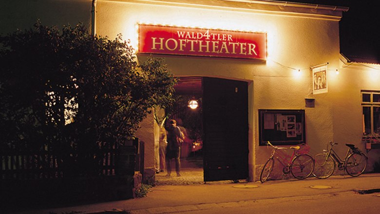 Eingang bei Nacht, © Andreas Rössler Eingang bei Nacht, © Andreas Rössler