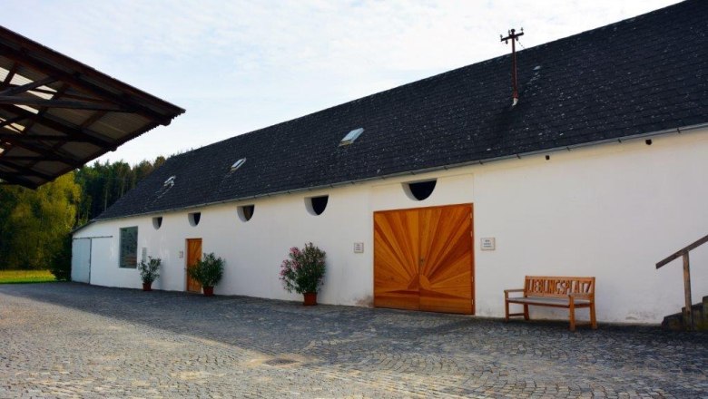 Parkplatz im Hof, © Waldviertler Seminarhaus Gauguschmühle Parkplatz im Hof, © Waldviertler Seminarhaus Gauguschmühle