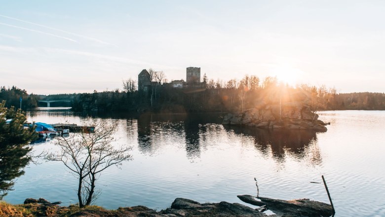 Stausee Ottenstein, © sommertage.com Sonnenuntergang über dem Stausee Ottenstein mit Burg im Hintergrund.