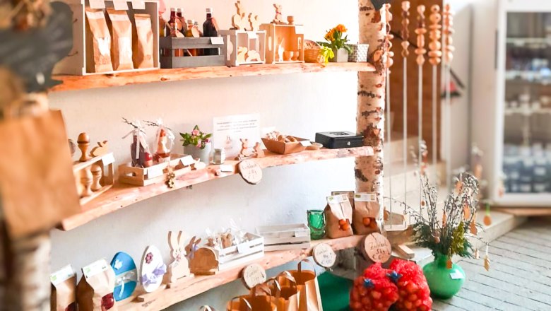 Farm-gate sale Haidl family, © Familie Haidl A shelf with various handmade products and food in a small store.
