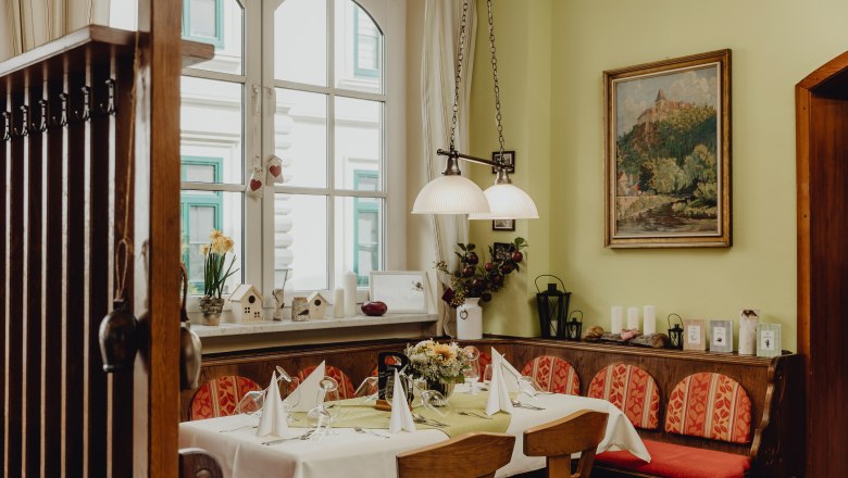 Rustic restaurant, © Niederösterreich Werbung/Sophie Menegaldo Cozy dining room with table setting, wooden furniture and decorations.