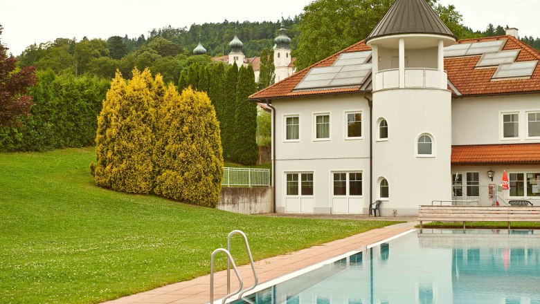 Freibad Artsetten, © Klaus Engelmayer Freibad mit Gebäude und Bäumen im Hintergrund.