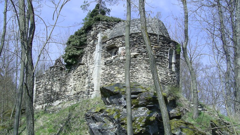 Gemeinde Pernegg, © Gemeinde Pernegg Ruine in einem Wald mit Bäumen und blauem Himmel.
