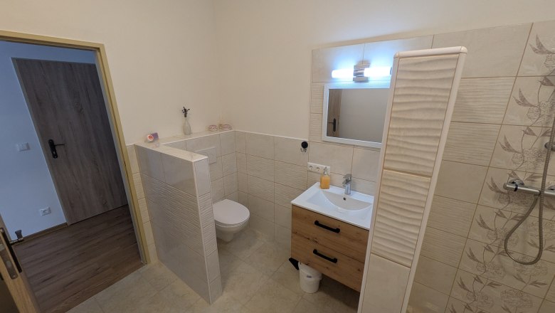 Room 2B - Bathroom, © A.V. Heinrichs Room 2B - Bathroom, © A.V. Heinrichs