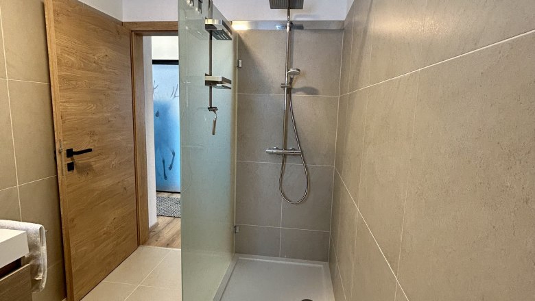 Barrier-free, spacious shower, © Waldzauber Hirschenwies Barrier-free, spacious shower, © Waldzauber Hirschenwies