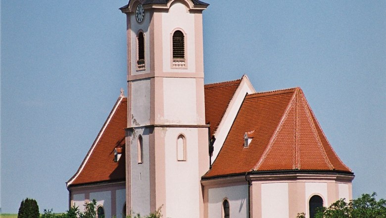 Brunn a. d. Wild, © Brunn a. d. Wild Kirche mit Turm und rotem Dach in Brunn an der Wild, umgeben von Bäumen.