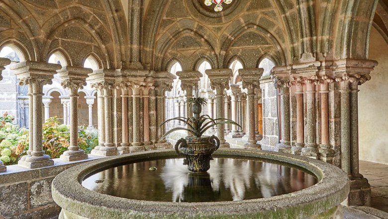 Springbrunnen im Kreuzgang, © Waldviertel Tourismus, lichtstark.com Ein Brunnen im Kreuzgang des Stifts Zwettl mit verzierten Säulen und einem gotischen Gewölbe.