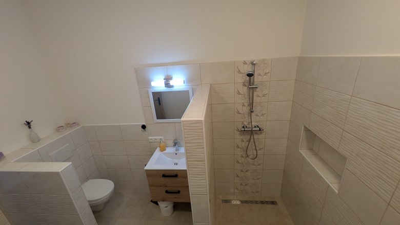 Room 2B - Bathroom, © A.V. Heinrichs Room 2B - Bathroom, © A.V. Heinrichs