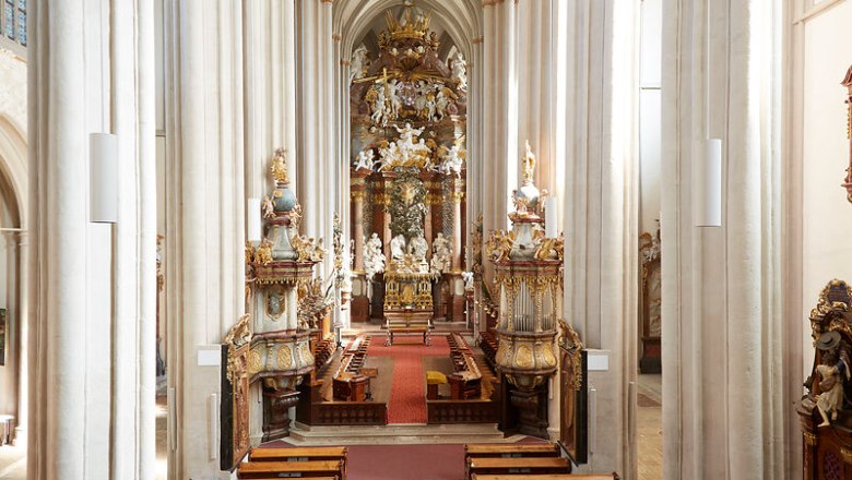 Stiftskirche, © Waldviertel Tourismus, lichtstark.com Innenansicht der Kirche im Stift Zwettl mit prächtigem Altar und hohen Säulen.