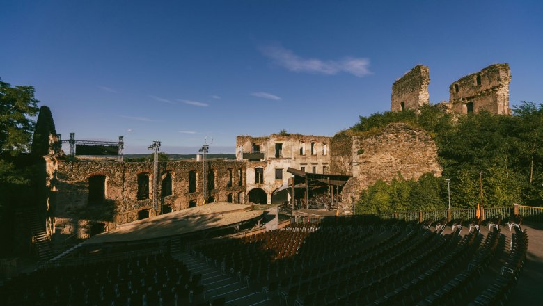 Oper Burg Gars, © Jenni Koller Ruinen der Burg Gars mit Freiluftbühne und Sitzreihen.