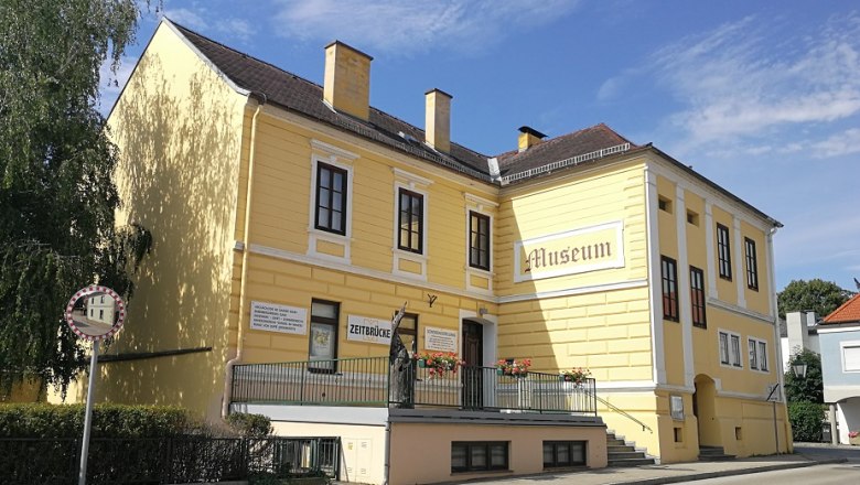 Time Bridge Museum, © Roman Zöchlinger Yellow building with the inscription 'Museum' and 'Zeitbrücke'.