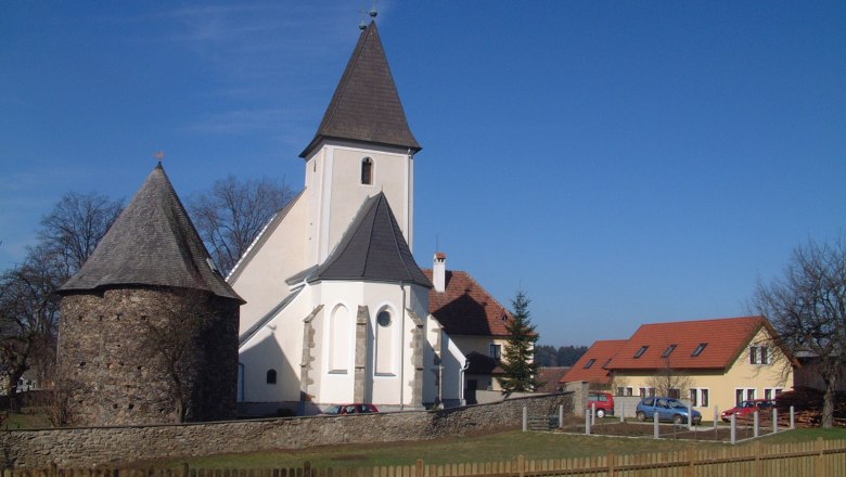Marktgemeinde Großgöttfritz, © Marktgemeinde Großgöttfritz Kirche und Gebäude in Großgöttfritz bei klarem Himmel.