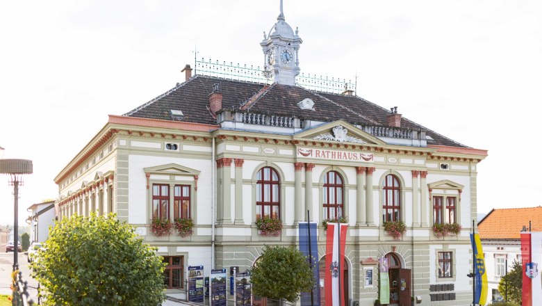 Rathaus Weitra, © Benjamin Wald Historisches Rathaus in Weitra mit Uhrturm und Fahnen.