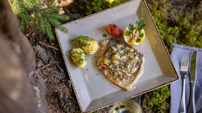 Waldviertler Karpfen mit Erdäpfel Mohn Haube, © Waldviertel Tourismus, Doris Schwarz-König Waldviertler Karpfen mit Erdäpfel Mohn Haube, © Waldviertel Tourismus, Doris Schwarz-König