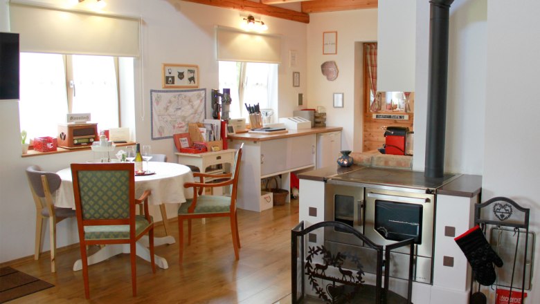 Esstisch und Ofen, © Gebhard Auer Esstisch und Ofen, © Gebhard Auer