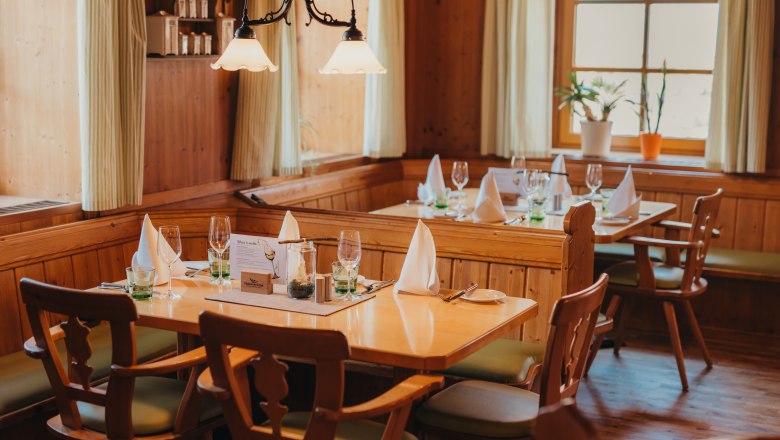 Waldviertel specialties are served here, © Niederösterreich Werbung/Daniela Führer Cozy restaurant with wooden furniture, set tables and plants by the window.