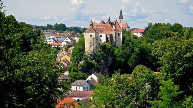 Municipality of Raabs, © Anton Haslinger View of the town of Raabs with a castle on a hill, surrounded by trees and houses.