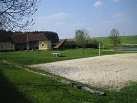 Freizeitanlage Dobersberg, © Gemeinde Dobersberg Freizeitanlage mit Volleyballfeld, Wiese und Gebäuden.