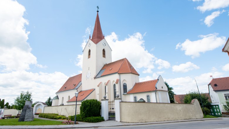 Marktgemeinde Schweiggers, © Marktgemeinde Schweiggers Kirche in Schweiggers mit rotem Dach und Turm vor blauem Himmel.