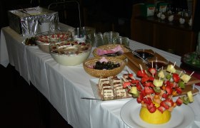 Hotel Wegscheidhof, © Hotel Wegscheidhof Buffet mit Desserts und Obstspießen auf einem Tisch.