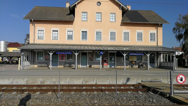 Hadersdorf Kamp railroad station, © Roman Zöchlinger Hadersdorf am Kamp station with tracks in the foreground and a yellow building in the background.