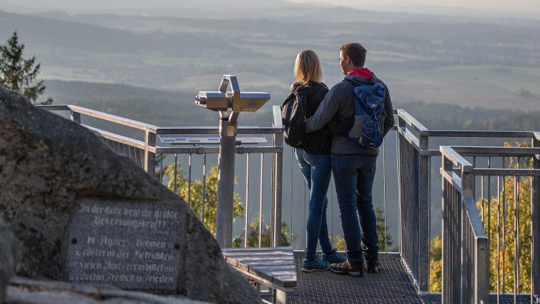 Wanderung am Mandelstein, © Christian Freitag Ein Paar steht auf einer Aussichtsplattform mit Blick auf eine weite Landschaft.