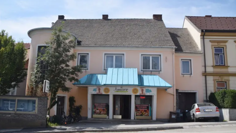 AMORE - Pizza - Döner - Kebab, © Marktgemeinde Karlstein an der Thaya Ein kleines Restaurant mit blauer Markise und einem Auto davor.
