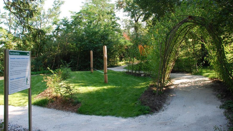 GartenAktiv, Therapiegarten Schloss Schiltern, © PSZ Therapiegarten mit gewundenen Wegen und grüner Vegetation im Schloss Schiltern.