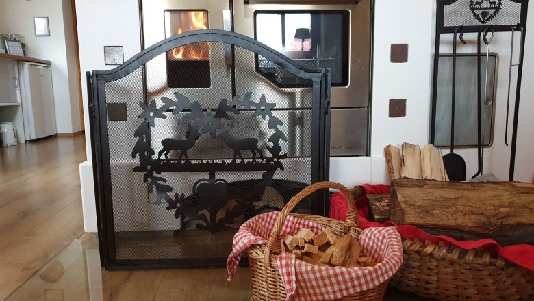 Holzofen Wohnzimmer, © Gebhard Auer Holzofen Wohnzimmer, © Gebhard Auer