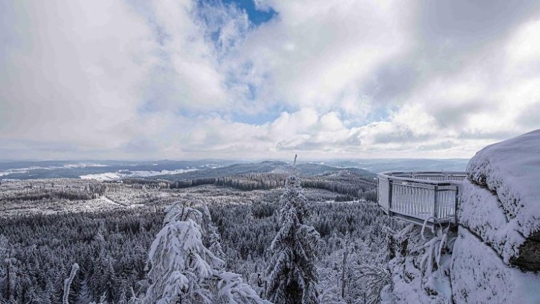 Winterwandern am Nebelstein, © Gemeinde Moorbad Harbach, Christian Freitag Verschneite Landschaft mit Aussichtspunkt am Nebelstein.