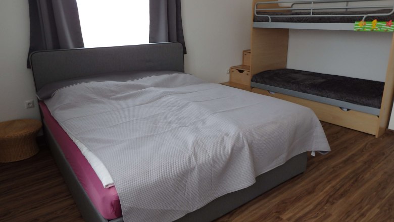 Schlafzimmer mit Kinderstockbett, © Ferienwohnung Polzer Schlafzimmer mit Kinderstockbett, © Ferienwohnung Polzer