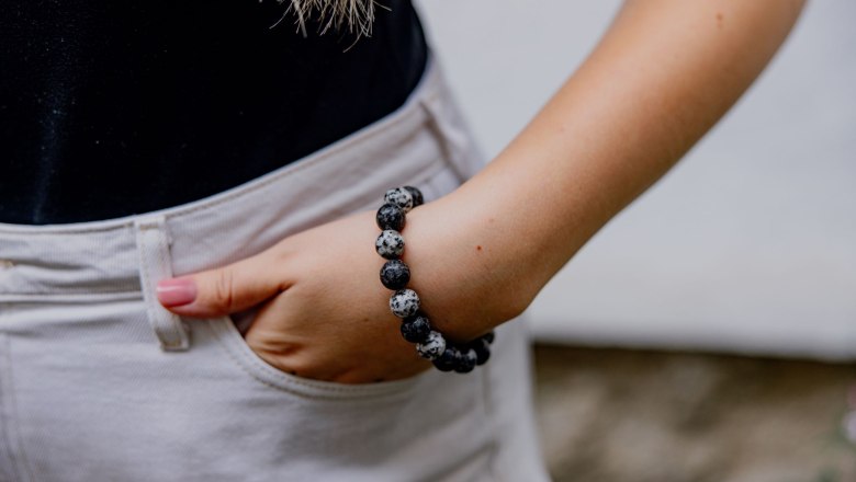 Granitschmuck Reinhart Kartusch, © Waldviertel Tourismus, Matthias Streibel Nahaufnahme eines Armbands aus Granit an einem Handgelenk, Hand in Hosentasche.
