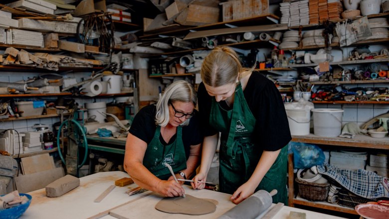 Keramik Kurs, © Waldviertel Tourismus, Matthias Streibel Zwei Frauen arbeiten in einer Keramikwerkstatt an einem Tonstück.